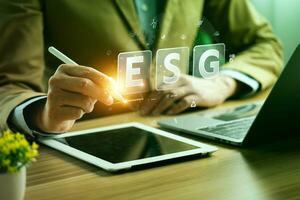 esg ambiente social gobernancia inversión concepto. empresario utilizando computadora a analizar inversión esg. estrategia ese considera el ambiental, empresa carbón labor prácticas, sustentabilidad foto