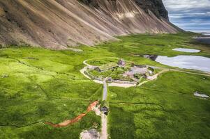 abandonado vikingo pueblo con vestrahorn montaña en desierto en verano Islandia foto