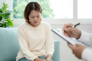 mujer con problemas de salud mental está consultando. el psiquiatra está registrando la condición del paciente para el tratamiento. aliento, problema de amor y familia, bipolar, paciente de depresión, proteger el suicidio foto