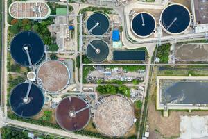 aguas residuales tratamiento planta es corriendo en tanque de eléctrico poder planta subestación foto