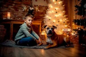 chico con perro cerca Navidad árbol foto