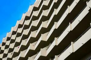 edificio sin costura, fila de sombra balcón de nivel hotel foto