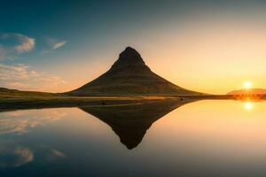 simetría Kirkjufell montaña con lago reflexión durante amanecer a Islandia foto