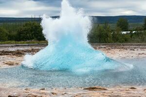 Strokkur géiser erupción, natural caliente primavera pulsante en nacional parque foto