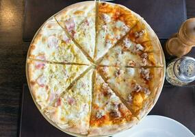 Pizza hecho en casa Fresco carbonara jamón medio italiano salchicha en mesa foto