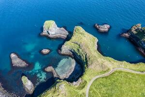 Snaefellsnes península con vibrante mar y rock formación en atlántico costero a arnastapi foto