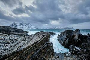 noruego mar olas en rocoso costa de lofoten islas, Noruega foto