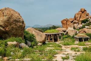 antiguo restos en hampi en puesta de sol. India foto