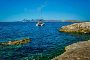 yate barco a Sarakiniko playa en Egeo mar, milos isla , Grecia foto