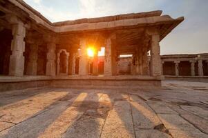 Krishna templo en puesta de sol. hampi, karnataka, India foto