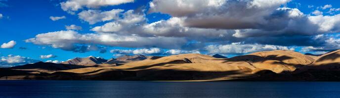 panorama de himalaya lago tso moriri. ladakh, India foto