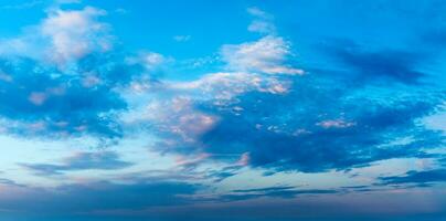 cielo de la tarde con nubes foto