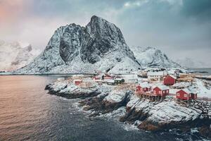 hamnoy pescar pueblo en lofoten islas, Noruega foto