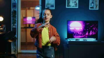 energisch jung Mädchen filmen tanzen Lernprogramm zum andere Kinder Aufpassen ihr online Sozial Medien Inhalt. glücklich wenig Influencer Aufzeichnung Video Targeting Generation z Zuschauerzahlen