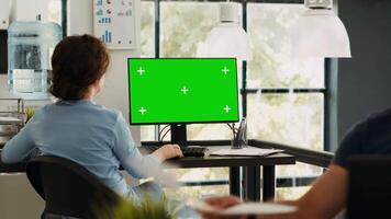 företag chef arbetssätt på övervaka som visar tom grönskärm mall, Sammanträde på kontor arbetsstation under program. analytiker använder sig av skrivbordet övervaka med isolerat Chromakey copy layout. video