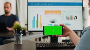 Geschäft Operator Fokussierung auf leer Attrappe, Lehrmodell, Simulation Bildschirm mit Copyspace Overlay während mit isoliert grüner Bildschirm auf Handy, Mobiltelefon Telefon. Mitarbeiter Prüfung Smartphone Anzeige mit Chromakey Vorlage. video