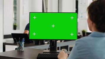 manager werken met geïsoleerd groene scherm Aan computer Bij werkstation, op zoek Bij Chroma sleutel Scherm met mockup sjabloon Aan bureau. zakenvrouw gebruik makend van pc in coworking ruimte. video