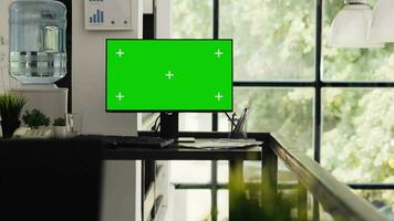 vacío oficina con pantalla verde escritorio demostración aislado copyspace diseño en abierto piso plan trabajo colaborativo espacio. puesto de trabajo escritorio con computadora monitor presentación blanco Bosquejo pantalla. video