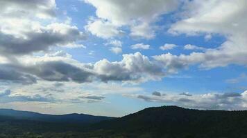 céu e nuvens mudou-se rapidamente sobre a montanhas. Tempo lapso vídeo video