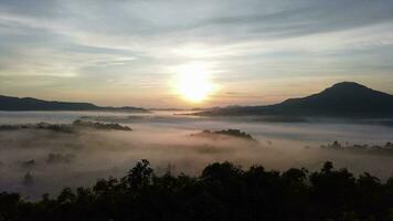 zonsopkomst Bij khao takhian ngo. ochtend- landschap van de nevel en mooi zonsopkomst. tijd vervallen video. video