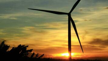 mulino a vento su tramonto sfondo. pulito naturale energia video