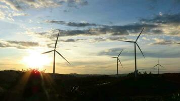 windmolen Aan zonsondergang achtergrond. schoon natuurlijk energie video