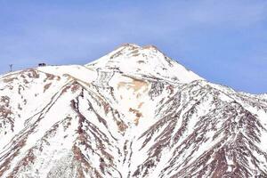 un nieve cubierto montaña foto