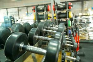 de cerca filas de pesas en el gimnasio foto