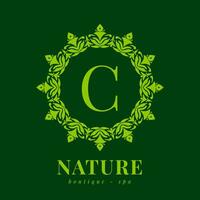 letra C naturaleza frontera guirnalda inicial logo para boutique spa y belleza bienestar vector