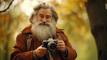 retrato de un mayor hombre con un cámara en el otoño bosque. ai generado. foto