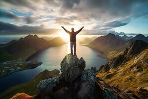 hombre en pie en el parte superior de un montaña y disfrutando el ver ai generado foto