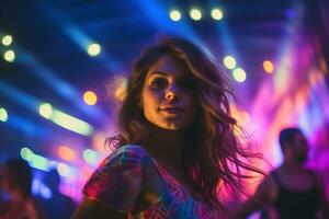 retrato de joven hermosa mujer bailando en noche club con luces. ai generado foto