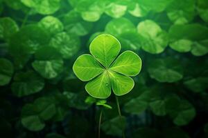 verde trébol hojas en un oscuro antecedentes. San Patricio día. ai generado foto