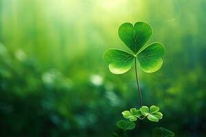 verde trébol hojas en un oscuro antecedentes. San Patricio día. ai generado foto