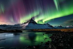 Aurora borealis en Islandia con nieve cubierto montañas y reflexión ai generado foto