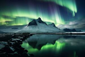 Aurora borealis en Islandia con nieve cubierto montañas y reflexión ai generado foto