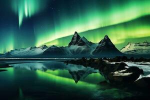 Aurora borealis en Islandia con nieve cubierto montañas y reflexión ai generado foto