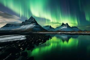 Aurora borealis en Islandia con nieve cubierto montañas y reflexión ai generado foto