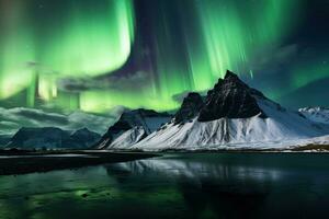 Aurora borealis en Islandia con nieve cubierto montañas y reflexión ai generado foto