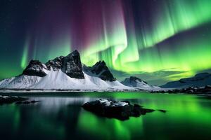 Aurora borealis en Islandia con nieve cubierto montañas y reflexión ai generado foto