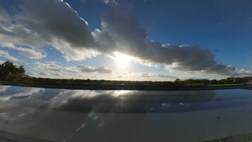 hiperlapse horizonte uma espaço de tempo viagem através Campos e céu video