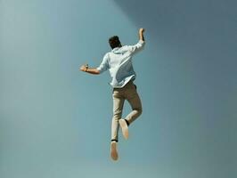 espalda ver foto de saltando contento hombre minimalismo alta resolución. ai generativo