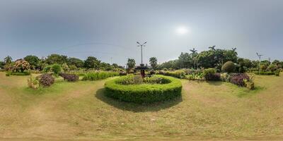 lleno esférico 360 hdri sin costura panorama en equirrectangular proyección, panorama en parque verde zona en indio ciudad, vr contenido foto
