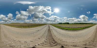 360 hdri panorama en mojado grava la carretera con marcas desde coche o tractor llantas con nubes en azul cielo en equirrectangular esférico sin costura proyección, bóveda celeste reemplazo en zumbido panoramas foto