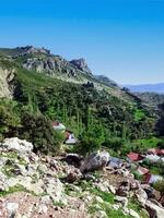 pequeño rural pueblo en el montaña foto