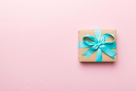 fiesta presente caja terminado de colores fondo, parte superior vista. Copiar espacio para diseño foto