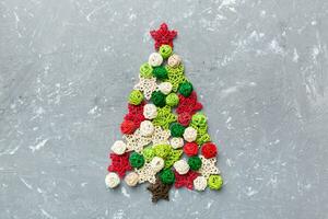 Navidad árbol hecho desde de colores hecho a mano pelota decoración en de colores fondo, ver desde arriba. nuevo año mínimo concepto con Copiar espacio foto