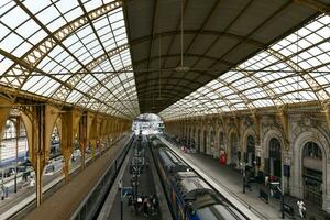 bonita-ville tren estación - Francia foto