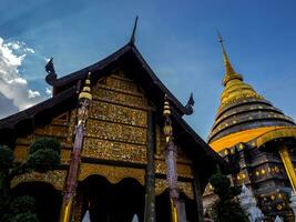 patrones de arte del norte de tailandia en varias partes de la capilla y la pagoda en el templo foto