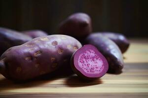 púrpura dulce patatas en de madera mesa. generar ai foto